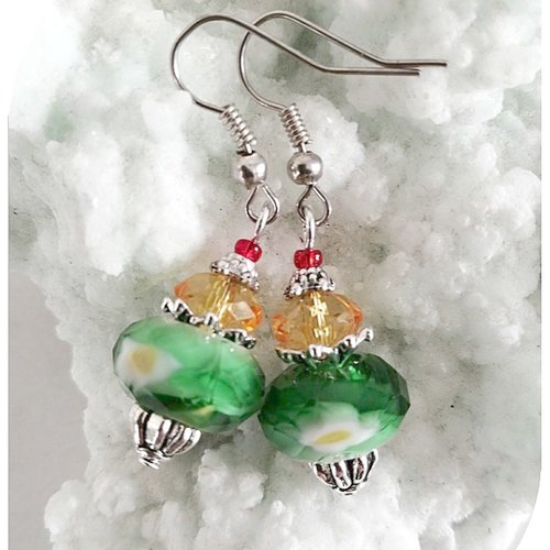 Boucles d'oreilles perles de verre oranges et cristal swarovski vert . crochets argentés.