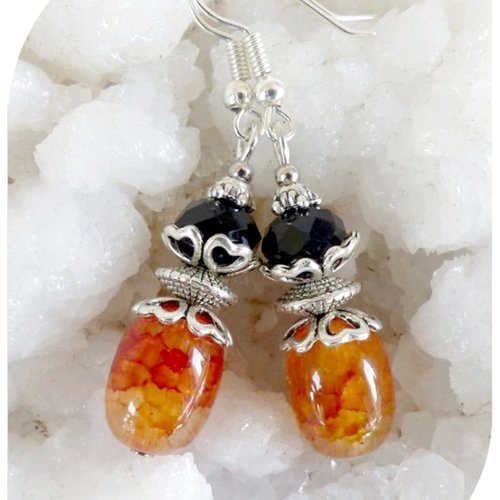 Boucles d'oreilles perles de verre couleur ambre et cristal swarovski noir .