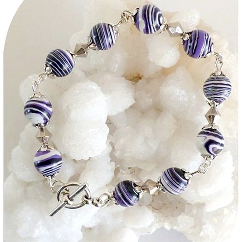 Bracelet pierres teintées violettes et blanches , perles argentées . fermoir toggle .