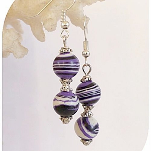 Boucles d'oreilles pierres teintées blanches et violettes .