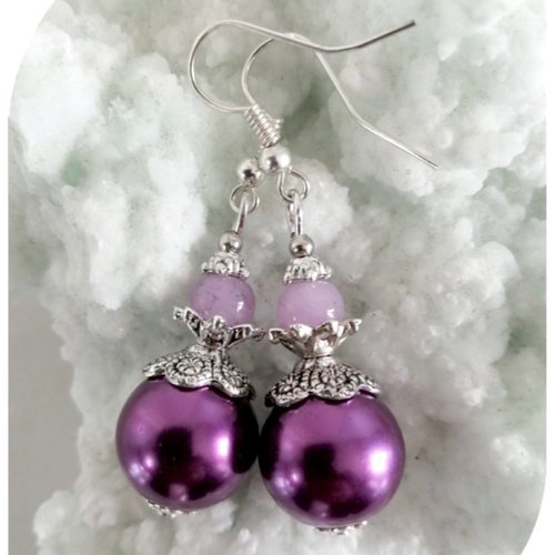 Boucles d'oreilles perles de verre nacrées violettes. crochets argentés.