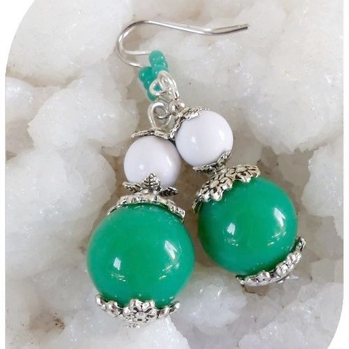 Boucles d'oreilles perles vertes et blanches. crochets argentés