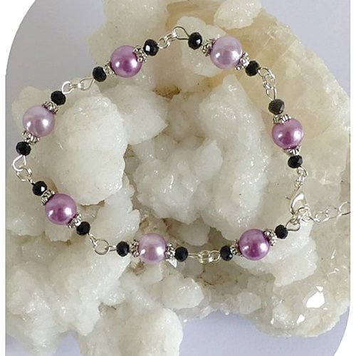 Bracelet perles nacrées roses et cristal swarovski noir. fermoir mousqueton.
