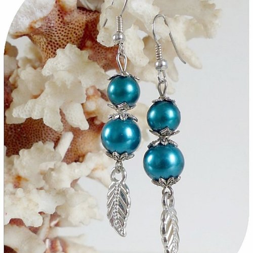 Boucles d'oreilles perles de verre nacrées vertes , breloques feuilles, crochets argentés.