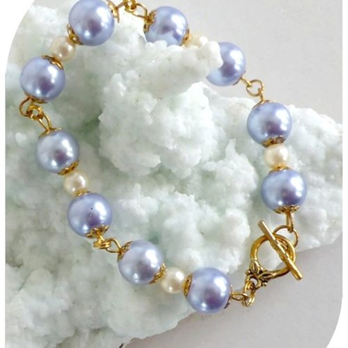 Bracelet perles lavande et blanches , fermoir toggle doré;