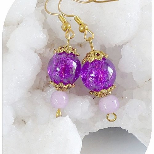 Boucles d'oreilles perles de verre violettes. crochet dorés.