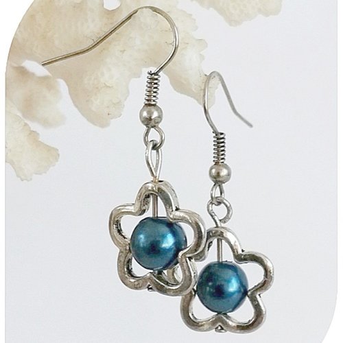 Boucles d'oreilles perles bleues et perles intercalaires argentées . crochets argentés.
