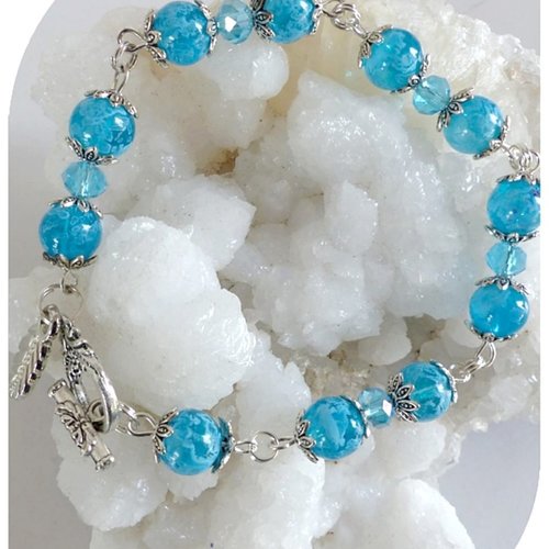 Bracelet perles de verre et cristal swarovski bleus . fermoir toggle .