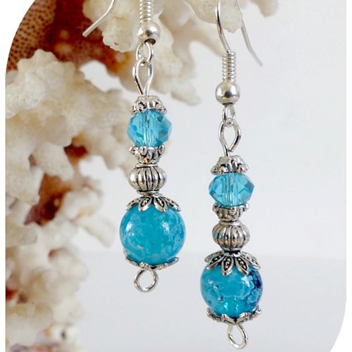 Boucles d'oreilles perles de verre et cristal swarovski bleus. crochets argentés.
