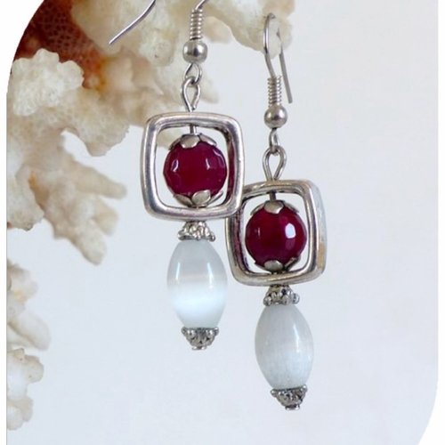 Boucles d'oreilles jades rouges et perles de verre blanches . crochets argentés.