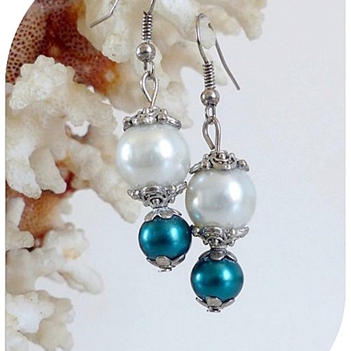 Boucles d'oreilles perles de verre nacrées blanches et vertes. crochets argentés.
