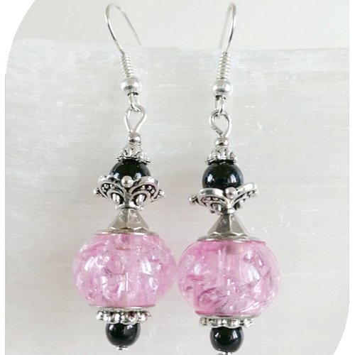 Boucles d'oreilles perles de verre roses et noires. crochets argentés.