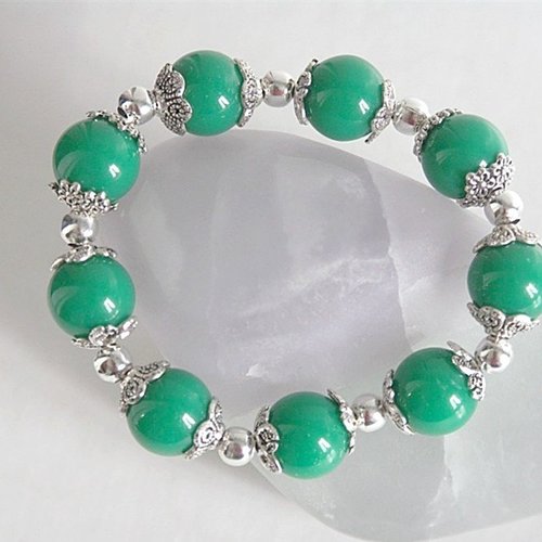 Bracelet élastique perles vertes et argentées.