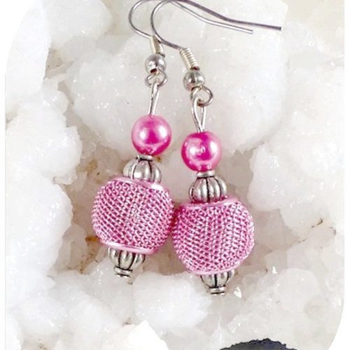 Boucles d'oreilles roses, perles filet métal et perles de verre . crochets argentés.