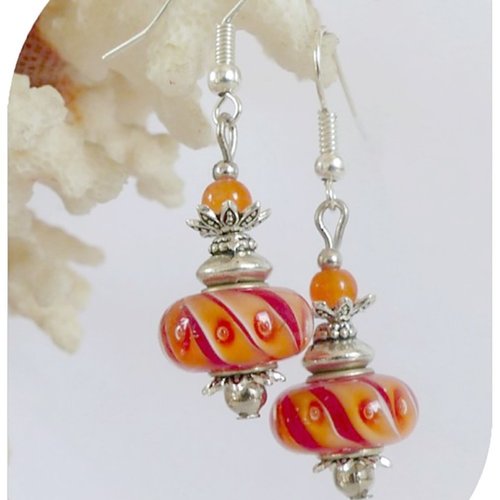 Boucles d'oreilles perles de verre oranges . crochets argentés.