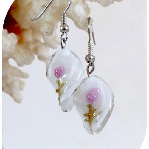 Boucles d'oreilles perles de verre blanches motifs fleurs . crochets argentés.