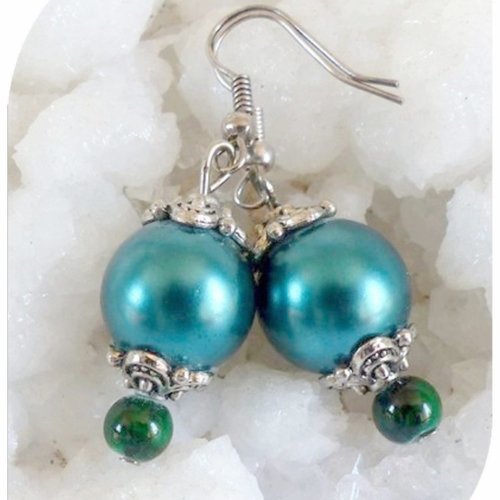 Boucles d'oreilles perles de verre nacrées vertes , crochets argenté.