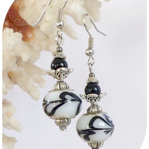 Boucles d'oreilles perles de verre blanches et noires . crochets argentés.