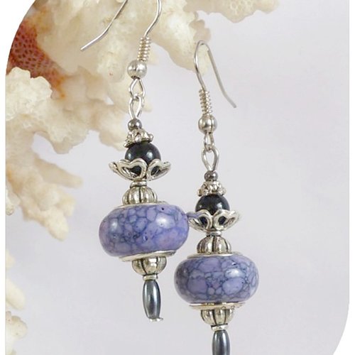Boucles d'oreilles perles de verre violettes et noires, crochets argentés.