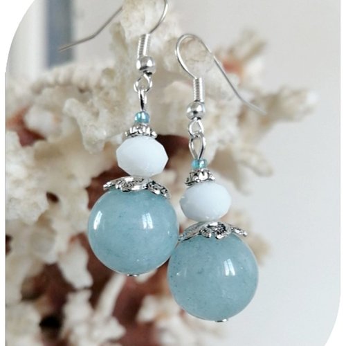 Boucles d'oreilles aigue marine bleue et perles de verre blanches .