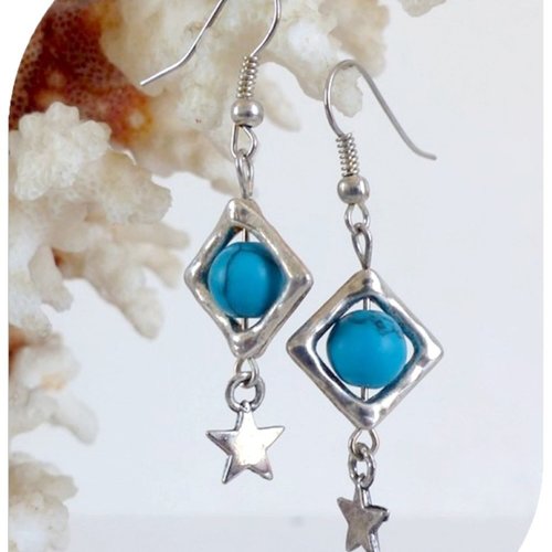Boucles d'oreilles perles de verre bleues, cadres métal et breloques étoiles. crochets argentés