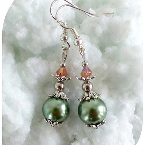 Boucles d'oreilles perles de verre vertes et cristal swarovski orange.