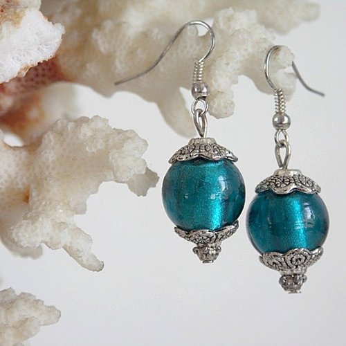 Boucles d'oreilles grosses perles de verre bleues.