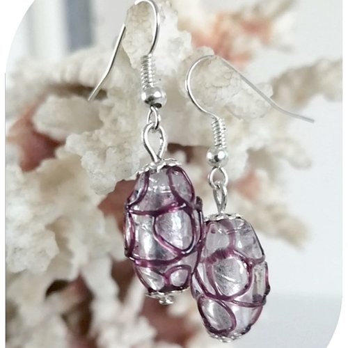 Boucles d'oreilles perles de verre transparentes et violettes.