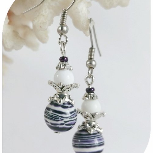 Boucles d'oreilles pierres teintées blanches et violettes et  pierres onyx blanches.