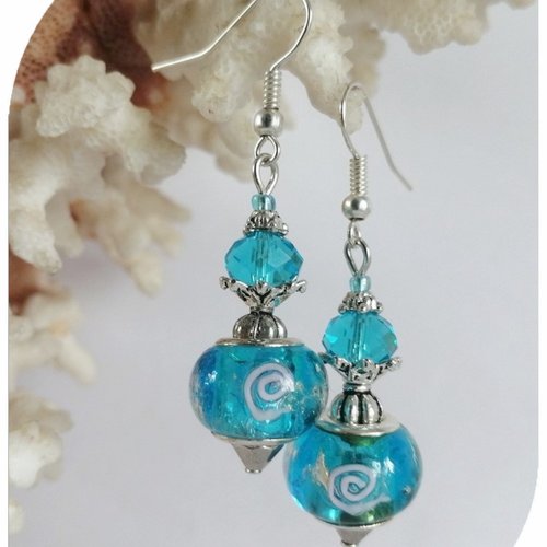 Boucles d'oreilles perles de verre bleues motifs roses et cristal swarovski bleu .