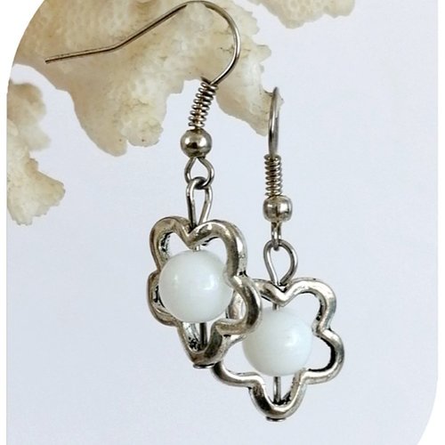 Boucles d'oreilles perles blanches et perles intercalaires argentées .
