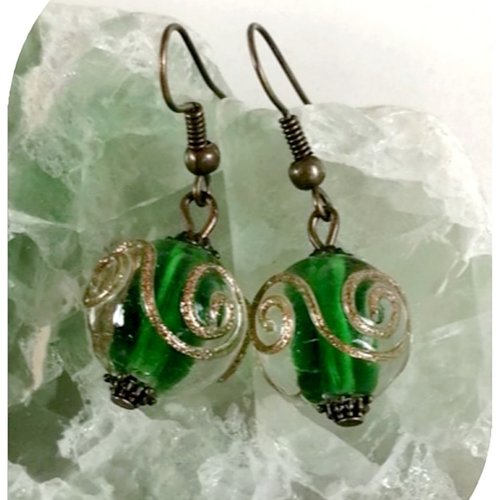 Boucles d'oreilles perles de verre vertes et bronze.