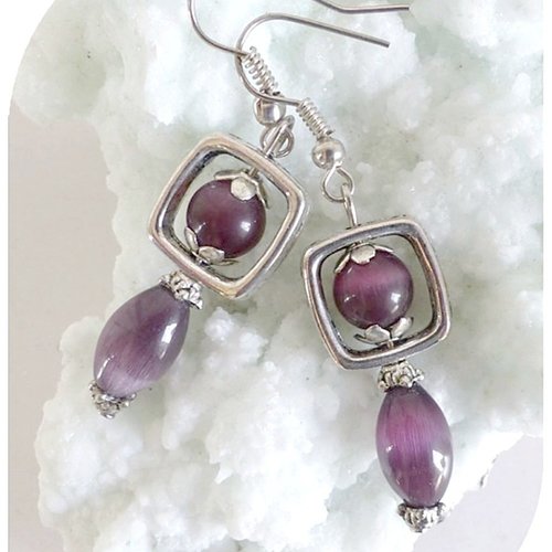 Boucles d'oreilles perles de verre violettes œil de chat .