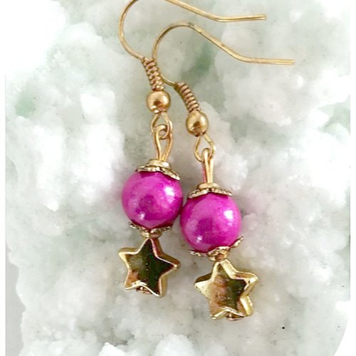 Boucles d'oreilles enfants en perles magiques roses et étoiles dorées.
