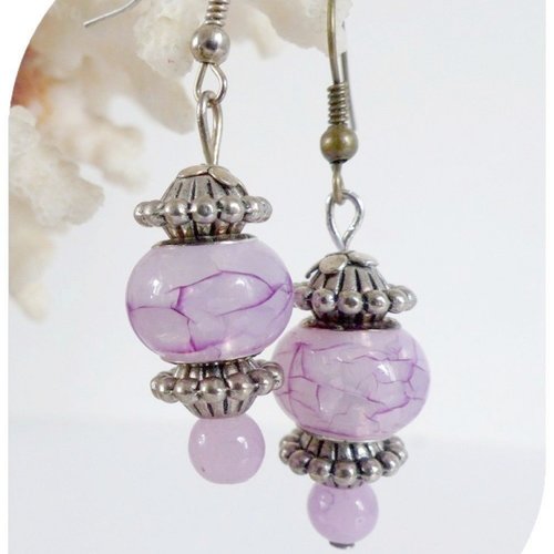 Boucles d'oreilles perles de verre violettes , crochets argentés.