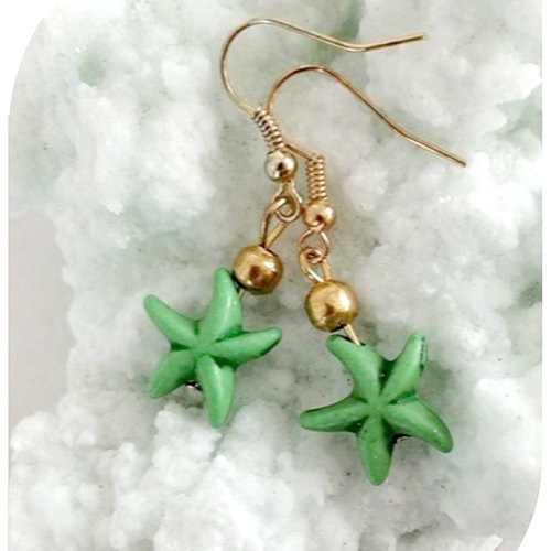 Boucles d'oreilles étoiles de mer vertes . crochets dorés.