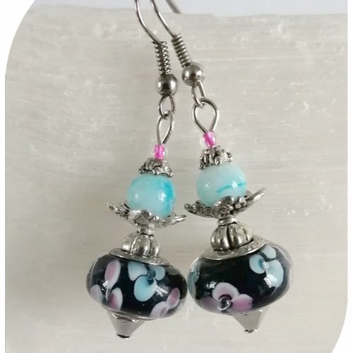 Boucles d'oreilles perles de verre noires motifs fleurs bleues et roses  .