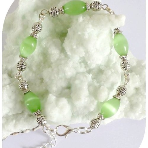 Bracelet perles de verre vertes œil de chat et perles argentées.