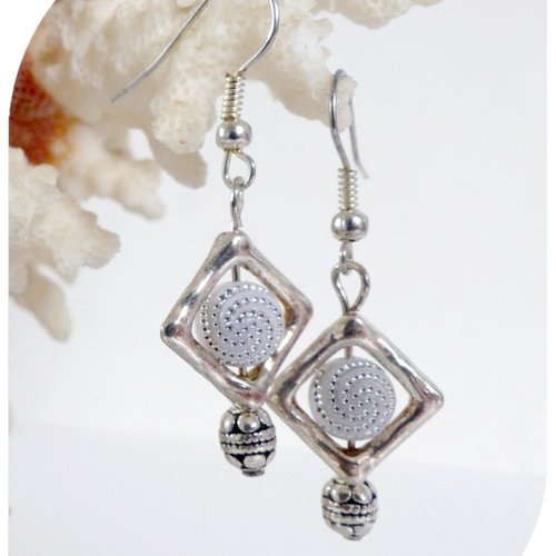 Boucles d'oreilles perles blanches et perles métal argenté.