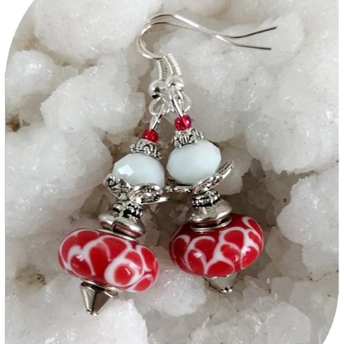 Boucles d'oreilles perles de verre rouges et blanches .