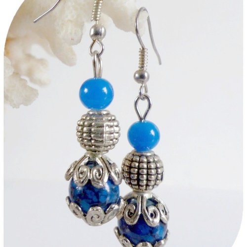 Boucles d'oreilles bleues en perles de verre .