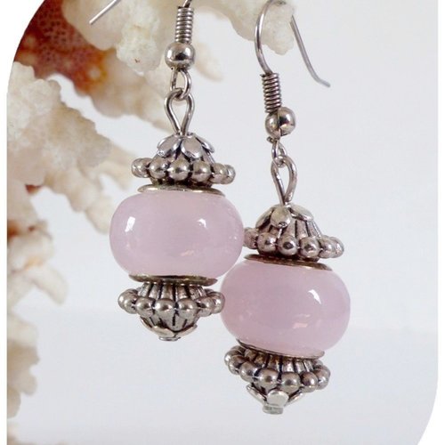 Boucles d'oreilles perles de verre roses , crochets argentés.