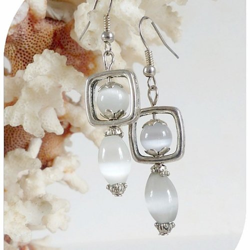Boucles d'oreilles perles de verre blanches transparentes œil de chat .