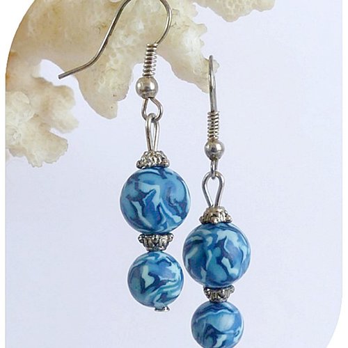Boucles d'oreilles perles mousses bleues. crochets argentés.
