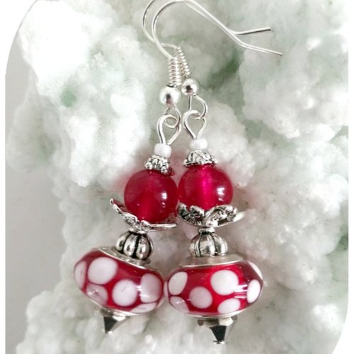 Boucles d'oreilles perles de verre rouges et blanches.