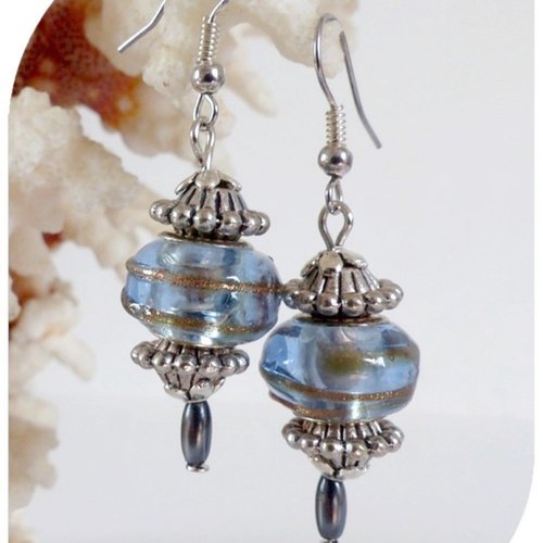 Boucles d'oreilles perles de verre bleues transparentes motif bronze ,