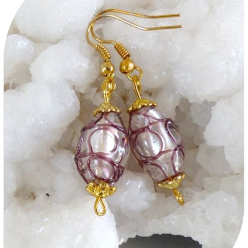 Boucles d'oreilles perles de verre transparentes motifs couleur lie de vin .