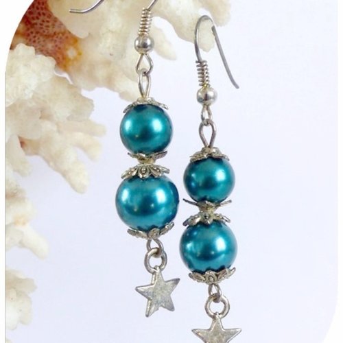 Boucles d'oreilles perles de verre vertes et breloques étoiles .