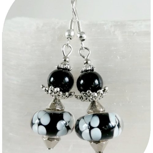 Boucles d'oreilles perles de verre noires et blanches.