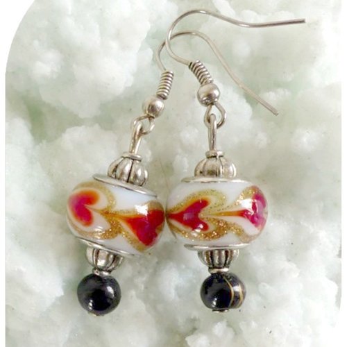 Boucles d'oreilles perles de verre rouges , blanches et noires .